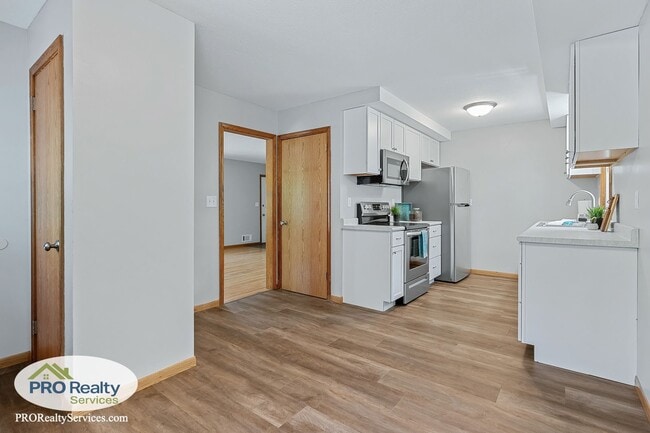 Building Photo - 3 Bedroom Home in Bloomington