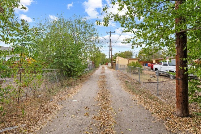 Building Photo - 315 Pool Dr