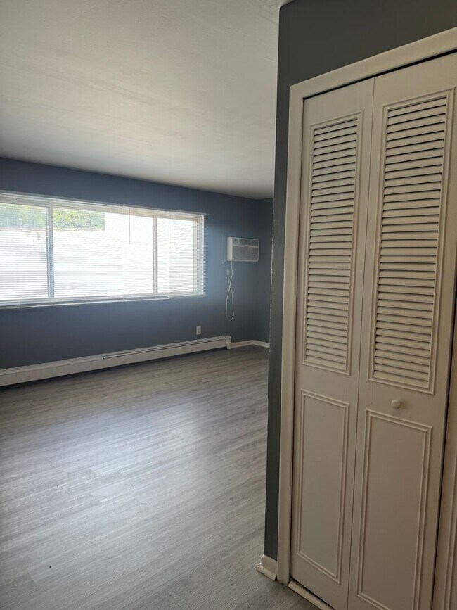 Building Photo - ONE BEDROOM APARTMENT COMING AVAILABLE! NO...