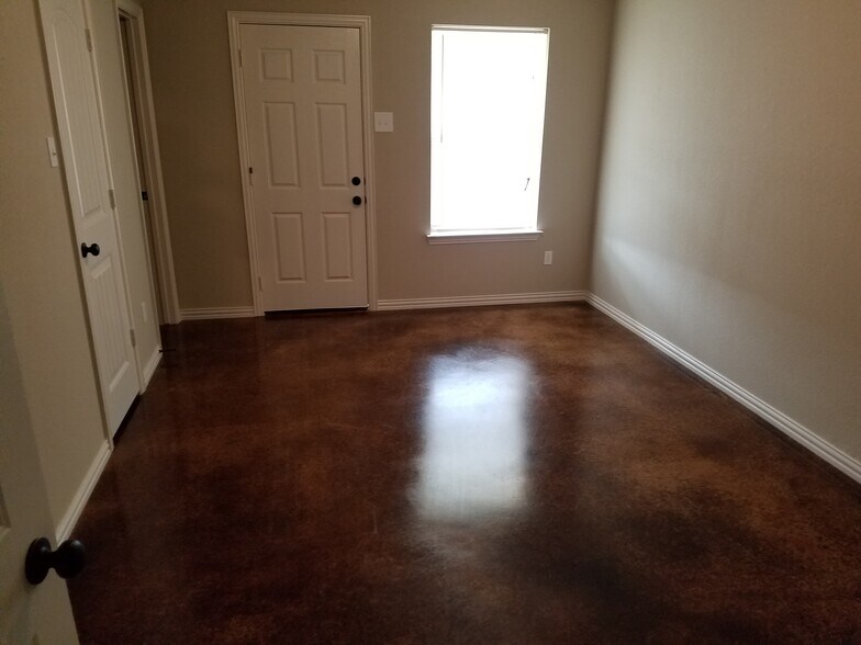Building Photo - 105 Crossfire Ct