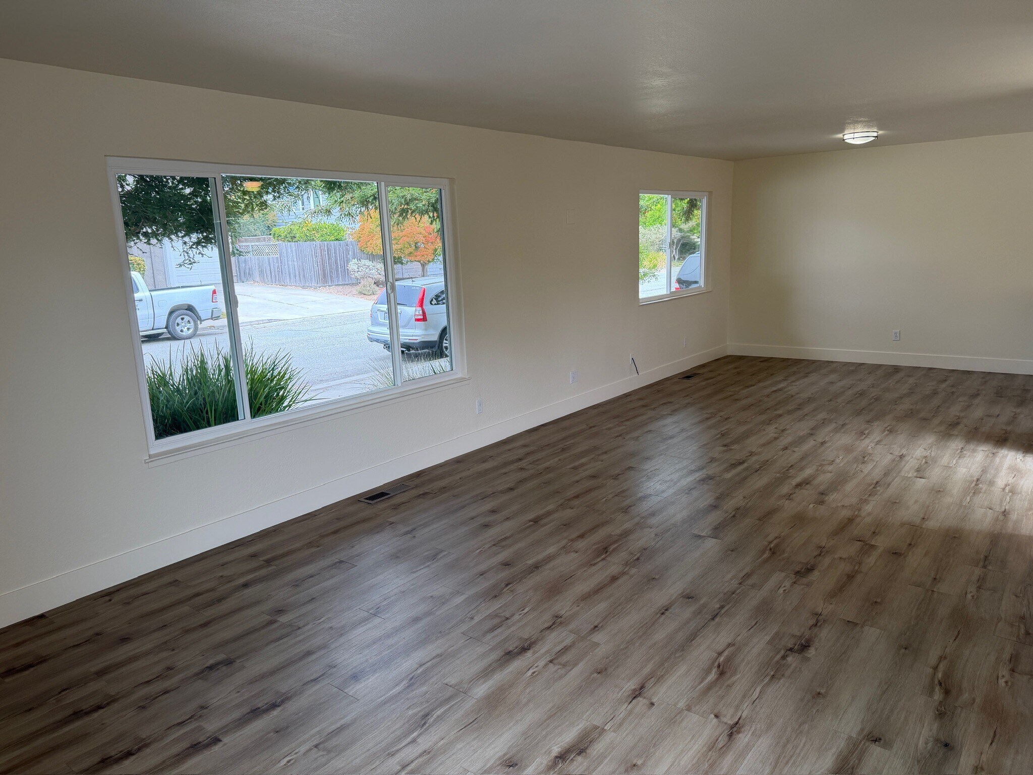 Building Photo - 2069 Dolphin Dr