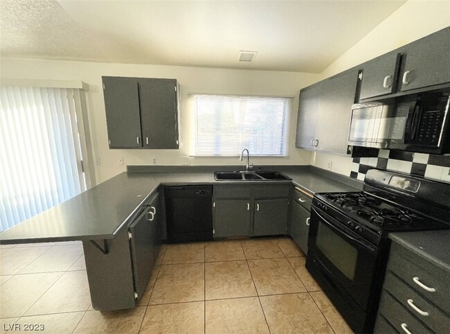 Building Photo - 6225 Vista Verde N