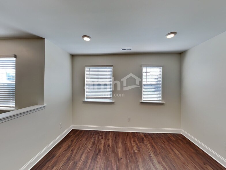 Building Photo - 561 Rivermist Dr