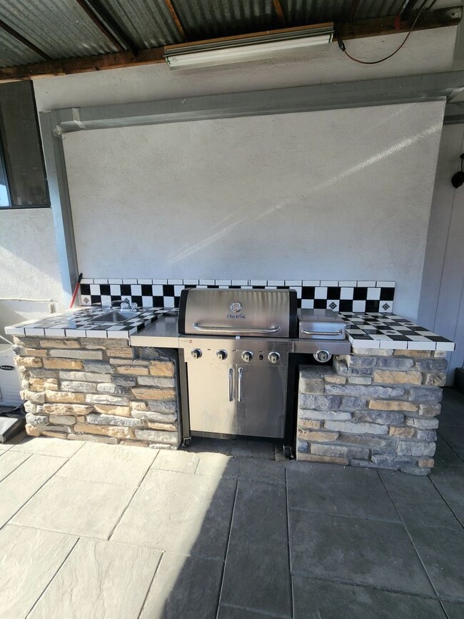 Building Photo - Spacious North Hollywood Home with Guest S...