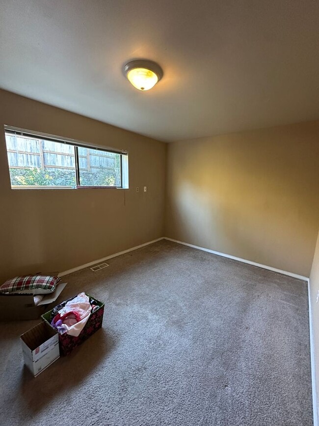 Building Photo - 2 bedroom 1 bath daylight basement unit in the heart of Edmonds
