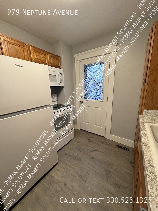 Building Photo - 979 Neptune Ave