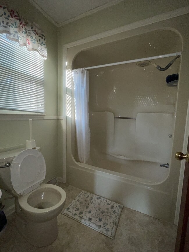 Building Photo - 3 Bedroom 2 Bathroom