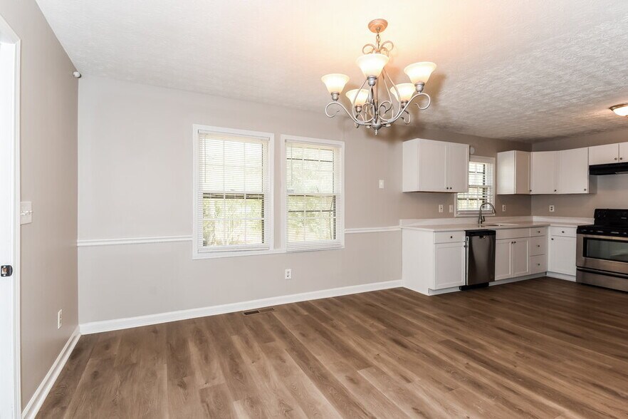 Building Photo - 6390 Queens Rd