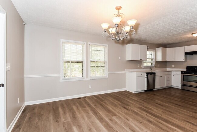 Building Photo - 6390 Queens Rd