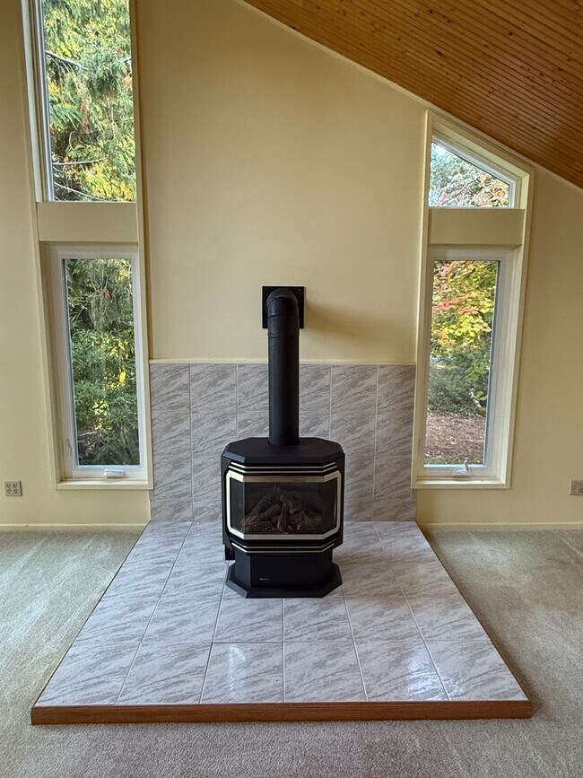 Building Photo - Cozy Huge 1 Bed with Loft and 2.5 Bath - H...