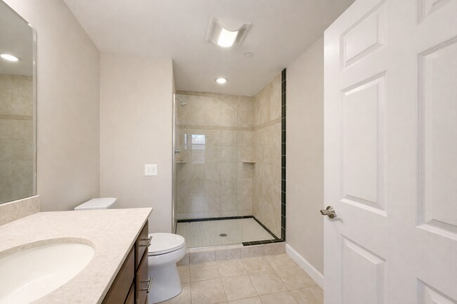 Building Photo - 2 Bedroom, 2 Bathroom