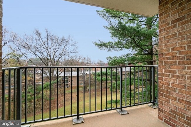 Building Photo - 2300 Pimmit Dr