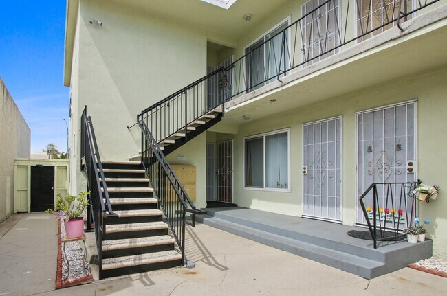 Building Photo - 1010 Pico Blvd in Santa Monica.  Walk to the beach and Main St!