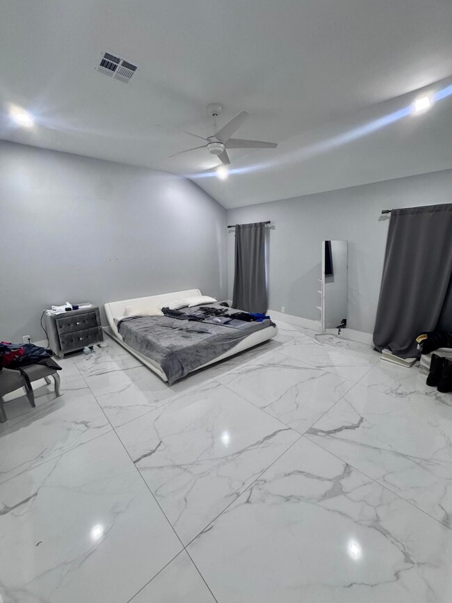 Building Photo - 14618 Temple Blvd