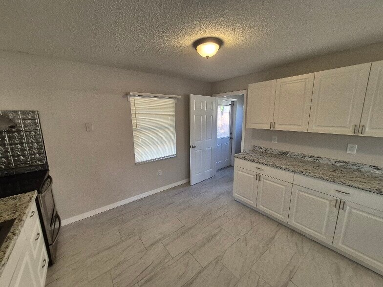 Building Photo - 13095 Linden Dr