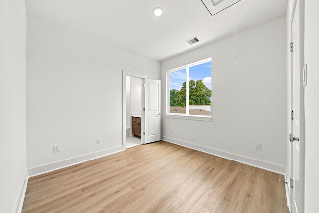 Building Photo - 1648 W Tidwell Rd
