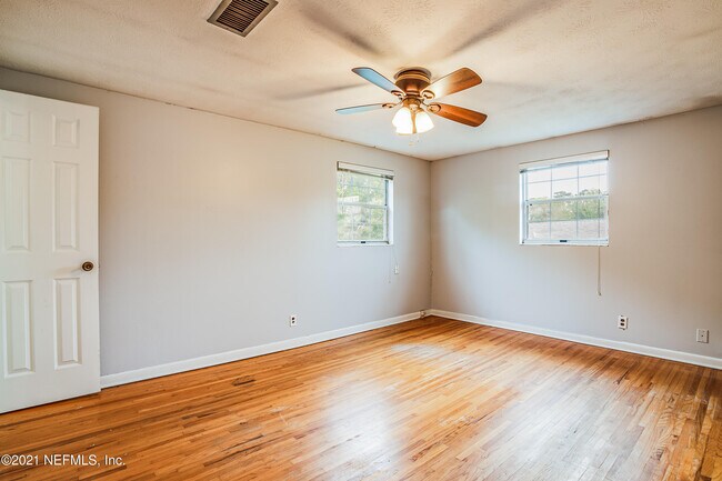 Building Photo - 2027 Courtney Dr