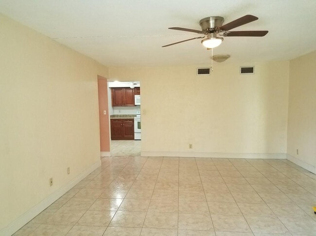 Building Photo - 480 N Laurel Dr