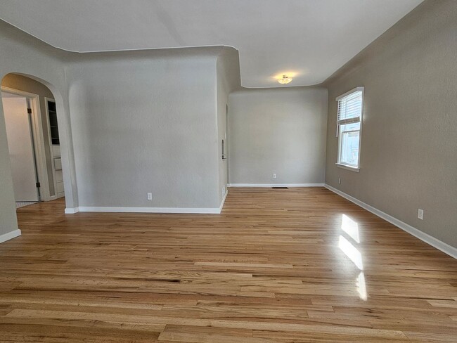 Building Photo - Adorable Light and Bright Refinished 2 Bed...