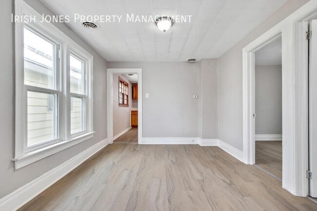 Building Photo - 105 Howell St