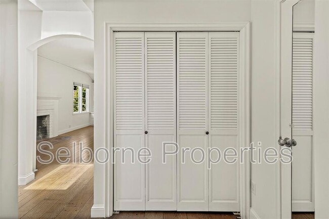 Building Photo - 25 Selborne Dr