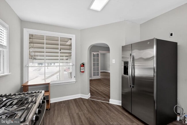 Building Photo - 127 7th Ave