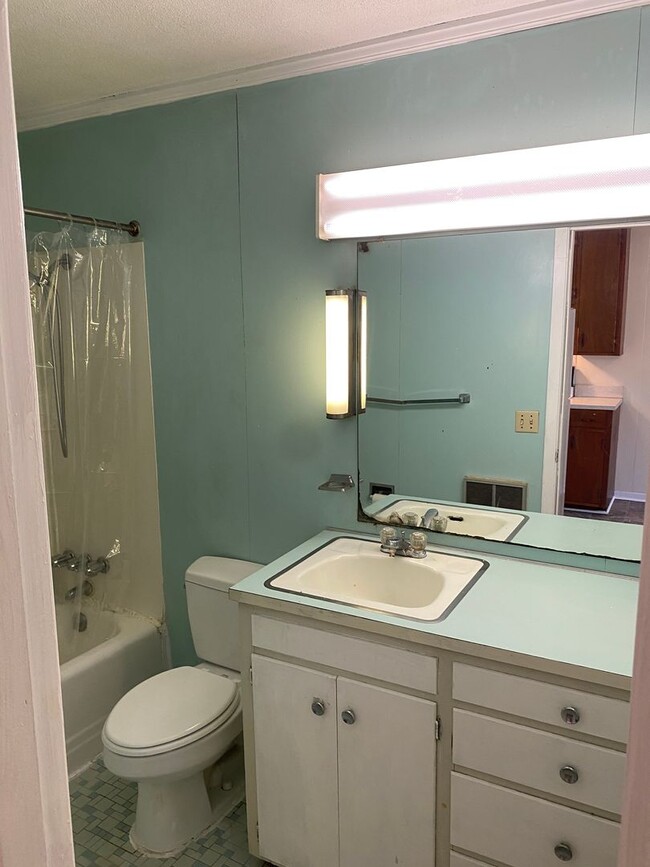 Building Photo - Cozy Studio Apartment - Unbeatable price and location!