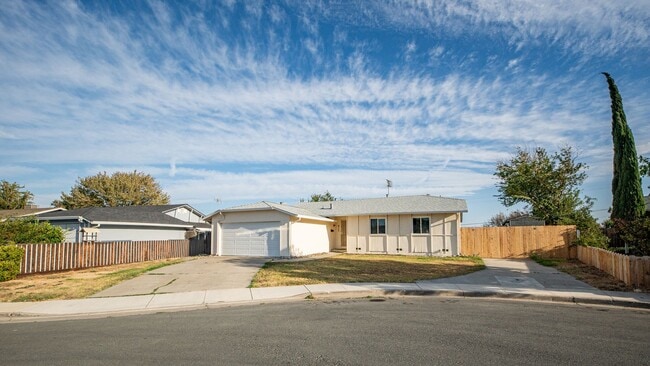 Building Photo - 4 Bedroom home with RV parking