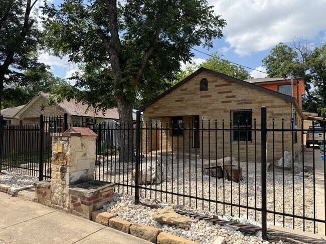 Building Photo - 1715 Saltillo St