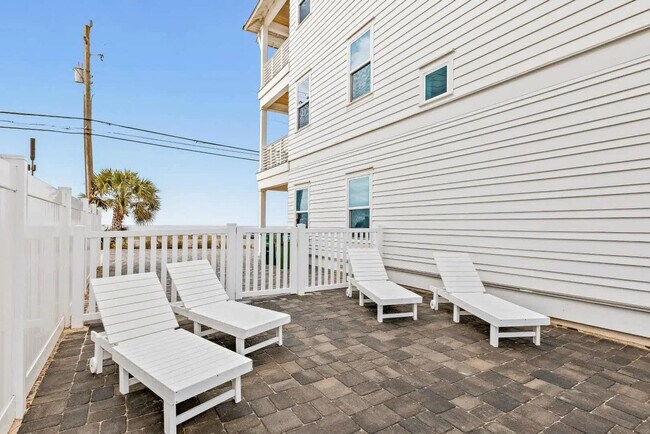 Building Photo - 14324 Front Beach Rd