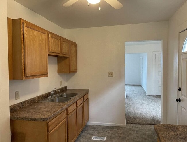 Building Photo - 627 E 5th St