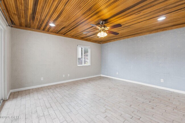 Building Photo - 6901 N Lagoon Dr