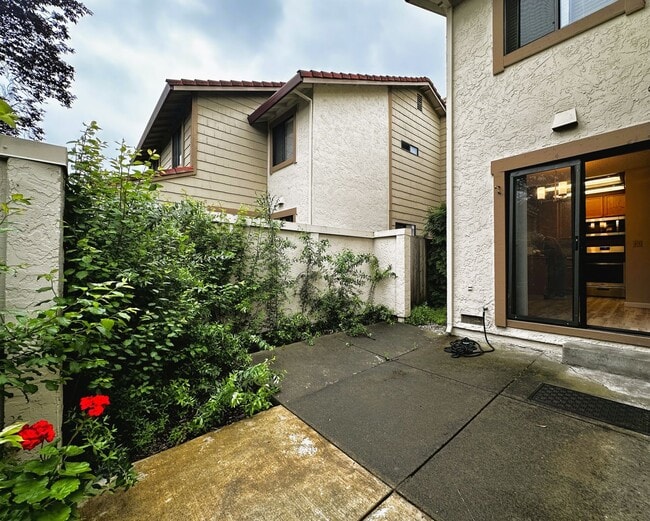 Building Photo - 180 Park Place Dr