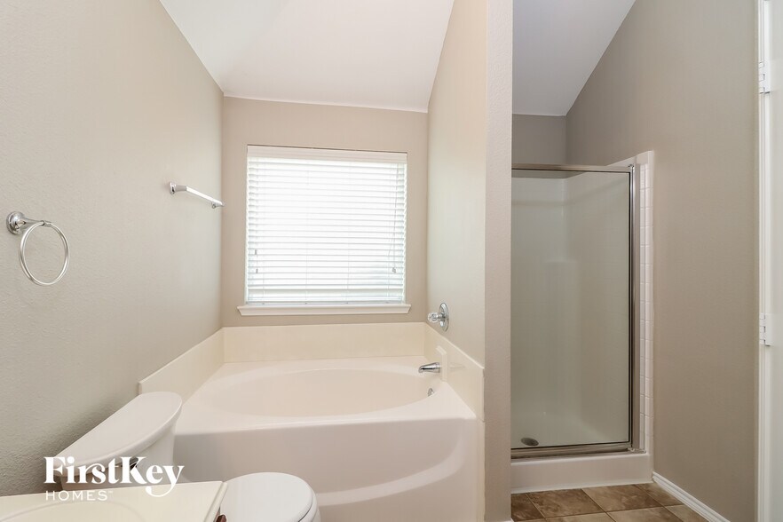 Building Photo - 1124 Manhassett Ct