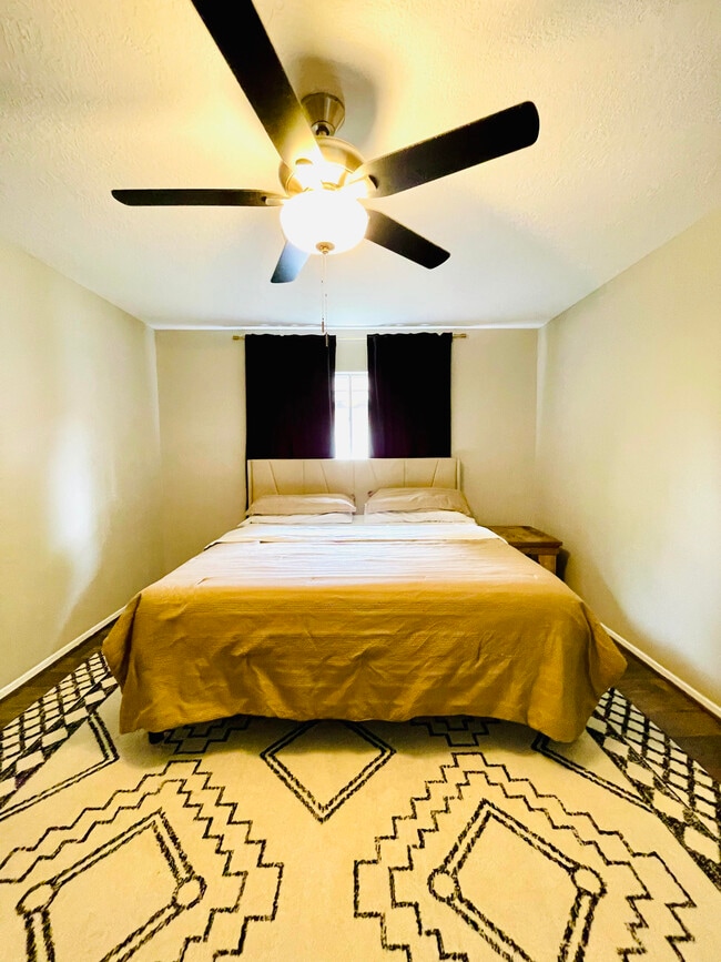 Master Bedroom - 718 E Lambuth Ln