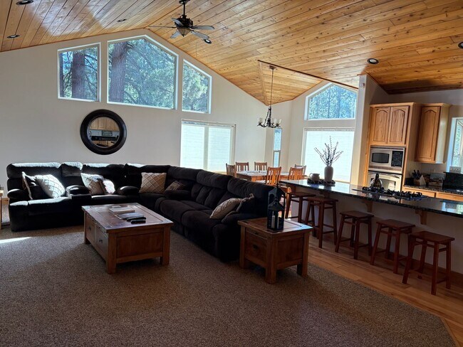 Building Photo - Large furnished mountain home