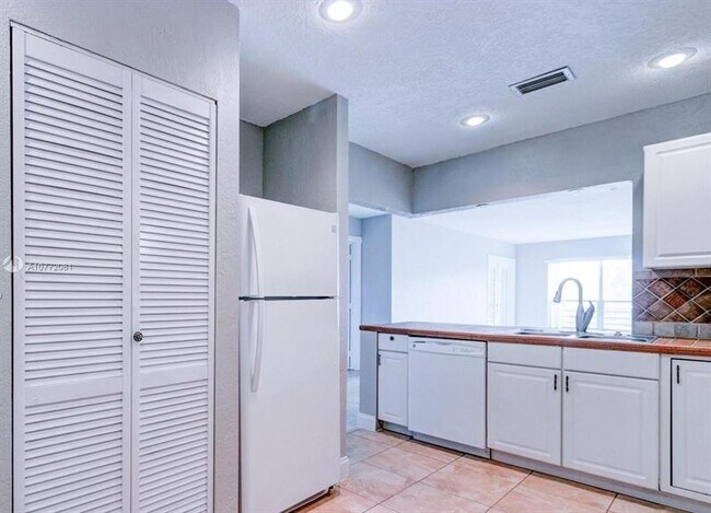 Building Photo - 7435 Woodmont Ter
