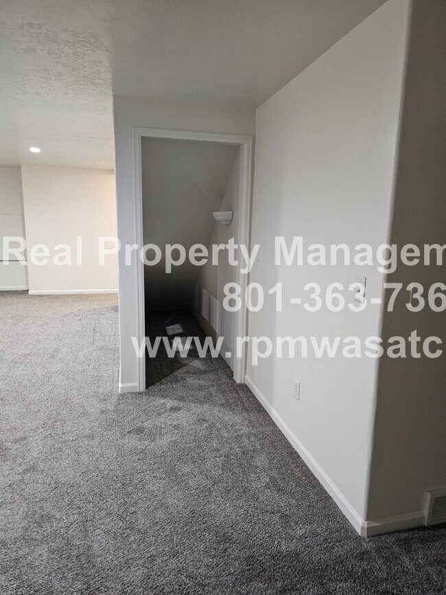 Building Photo - Come Check Out This Newly Updated 5 Bedroom 3 bathroom Home in South Jordan!