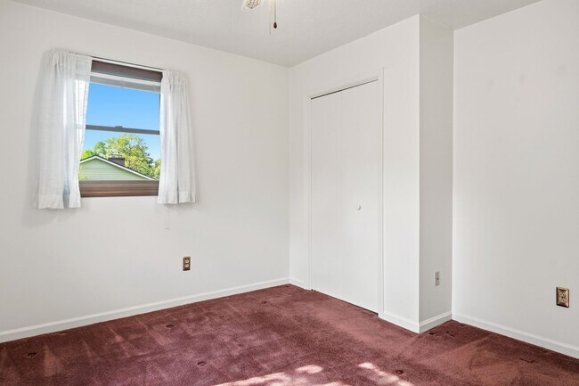 Building Photo - Spacious 5-Bedroom Home in Prestigious Blacksburg Country Club Estates