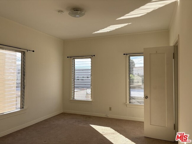 Building Photo - 351 N Gardner St