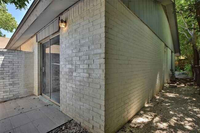Building Photo - 1301 Thornridge Rd