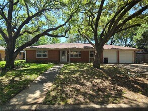 Building Photo - 801 Rosewood Dr
