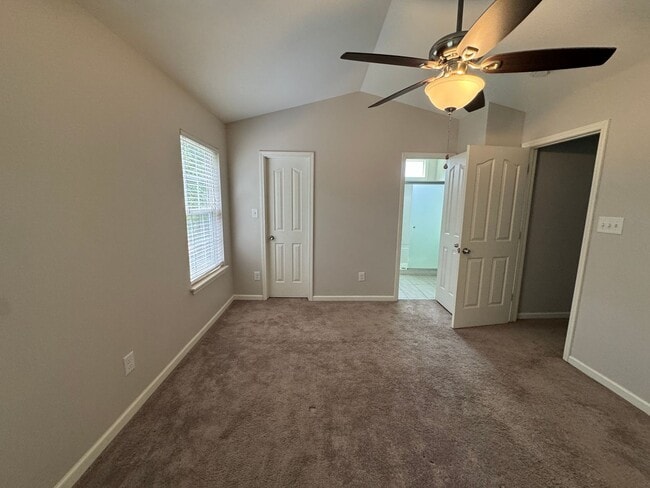 Building Photo - Move-in Ready! **Move-in Special** $250 of...