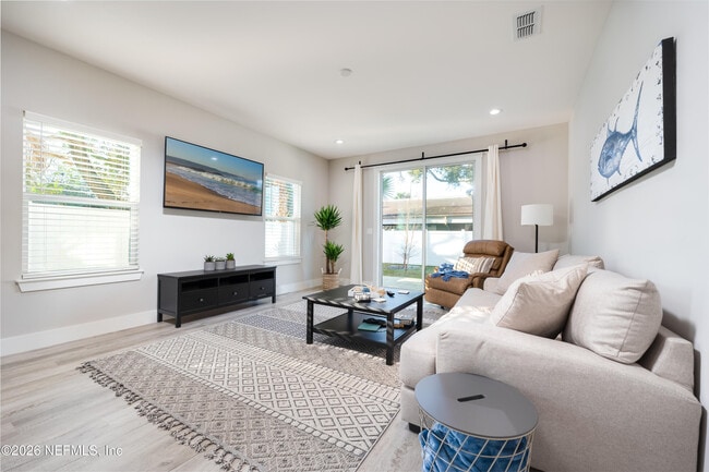 Building Photo - 817 7th Ave N