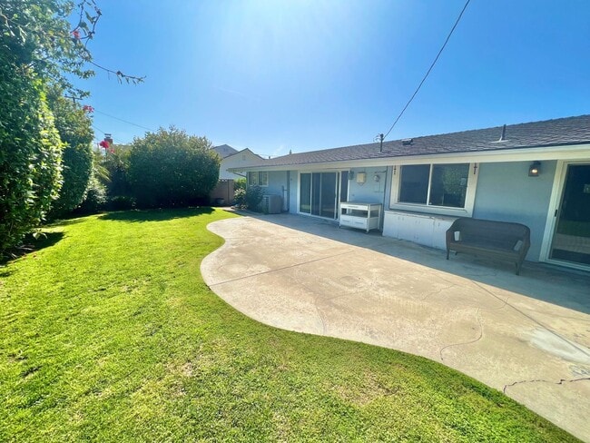 Building Photo - Spacious 3BR Single-Story Residence | Central Air, Fireplace, Private Backyard Retreat