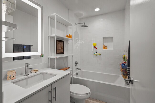 Third bedroom's bathroom - 4831 Craner Ave