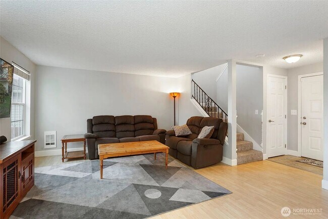 Building Photo - Beautiful Puyallup Duplex with Large Yard ...