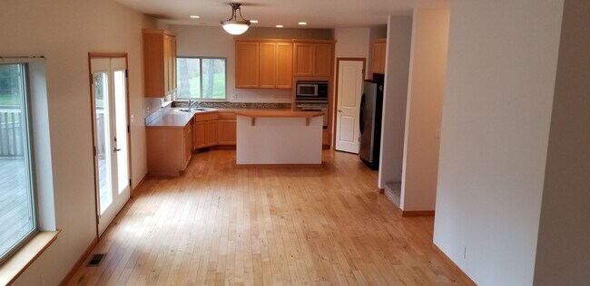 Building Photo - Spacious Two-Story in Port Orchard