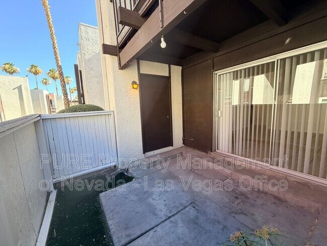 Building Photo - 1405 E Vegas Valley Dr