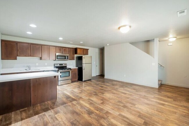 Building Photo - Beautiful 2 Story Townhome with Awesome Amenities + 2 car garage